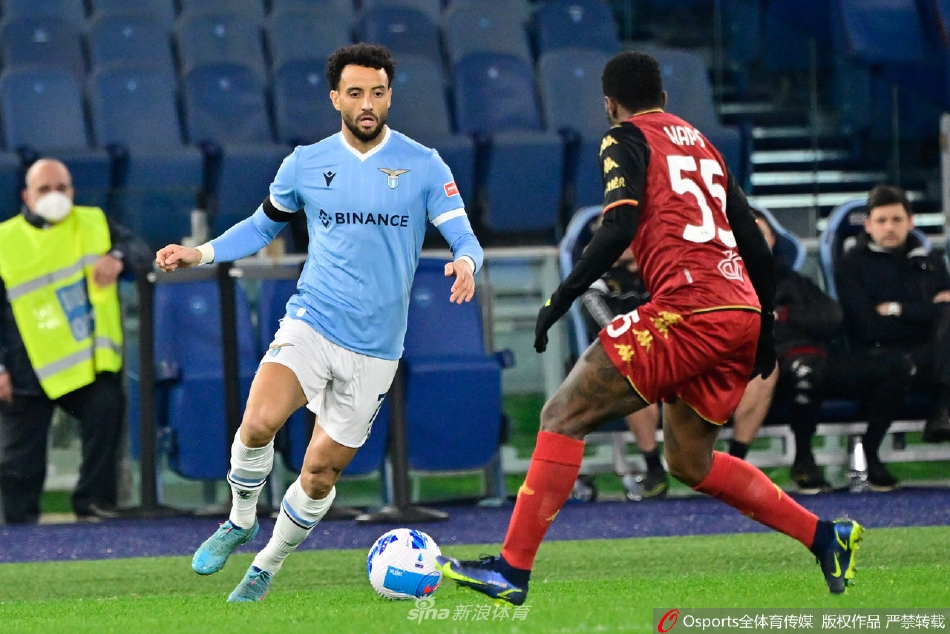 拉齐奥全队在赛后围拢在一起，相互鼓舞，庆祝这场来之不易的胜利