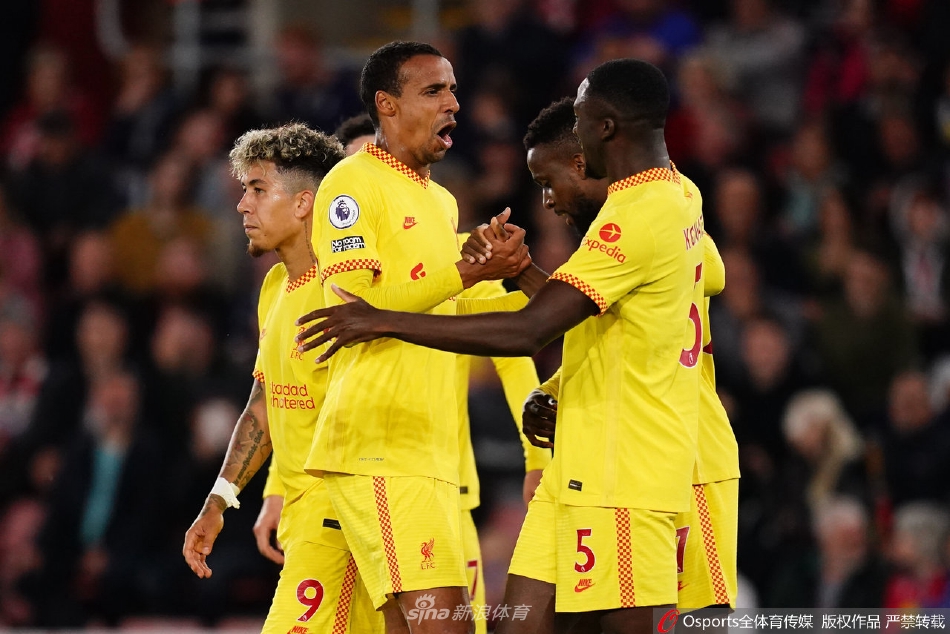 双方球员在中场展开高空球激烈争顶，身体在空中激烈对抗，视线紧紧锁定下坠的皮球