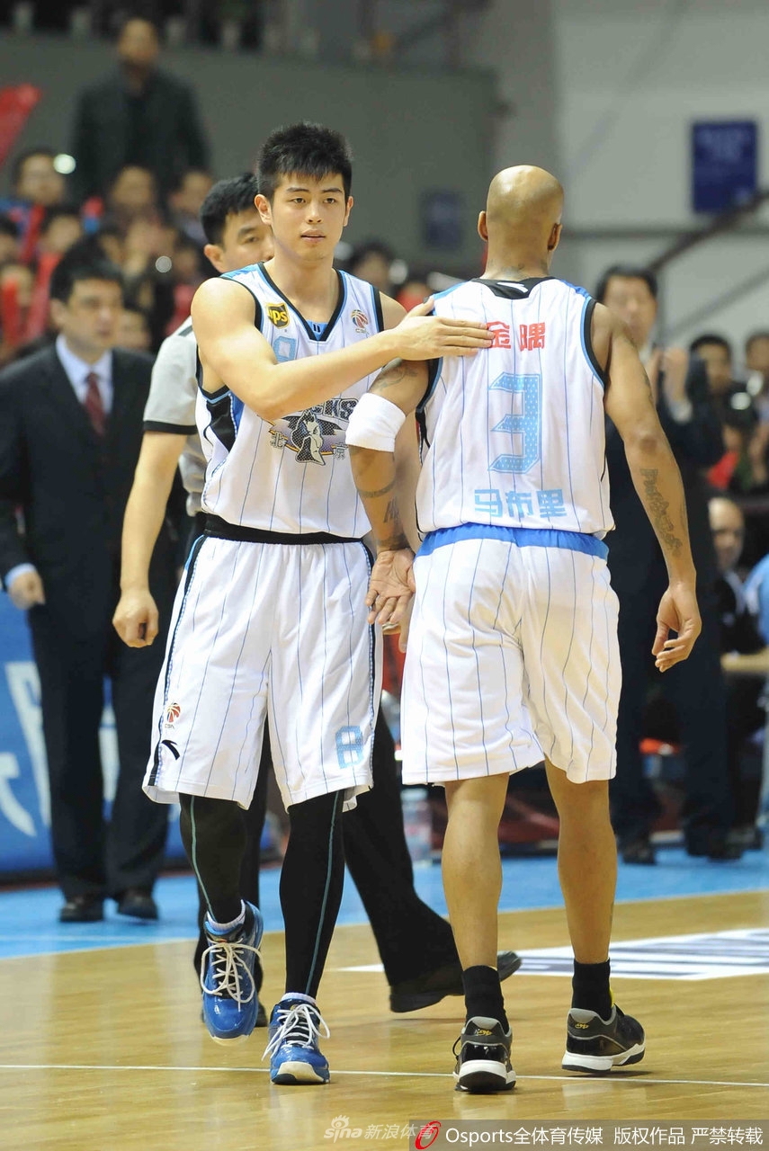聚光灯下的方硕沉着冷静,双手持球凝视篮筐,曾经青涩的面庞如今写满了坚毅,已然成为球队值得信赖的领袖。