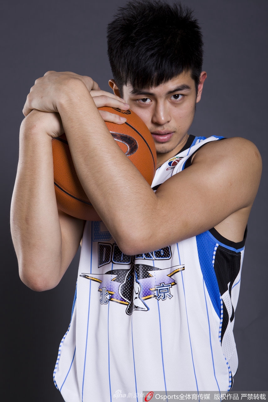 身披国家队战袍的方硕目光如炬,在更高水平的舞台上,他代表着中国篮球的荣耀,眼神中写满了为国争光的渴望。