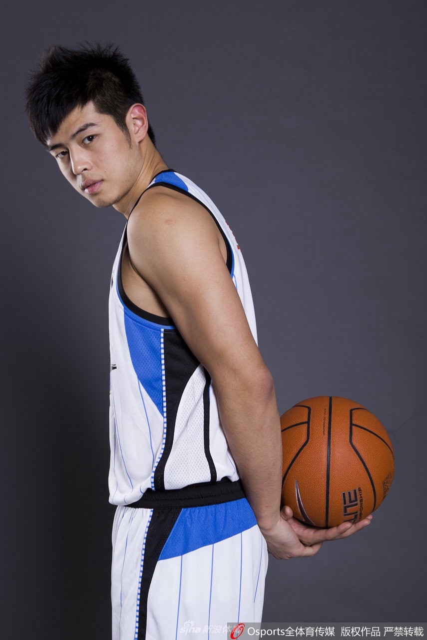 方硕在赛场上奋力拼抢,肌肉线条分明,眼神犀利,昔日的少年已经蜕变为一名硬汉,正在用自己的表现捍卫北京首钢的荣耀。