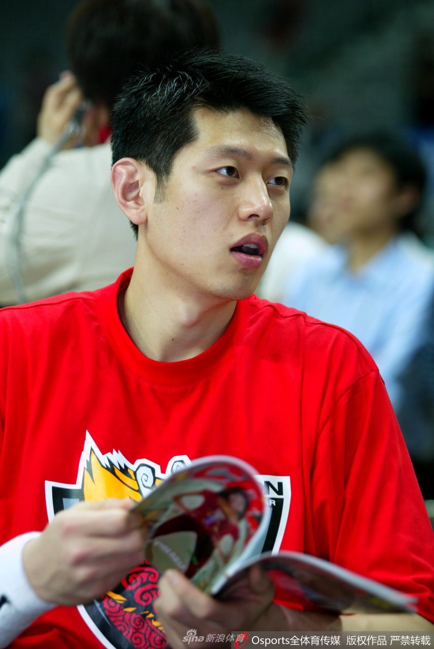 昔日赛场上，年轻的莫科在底线面对防守悍将，他眼神坚毅地持球准备突破，脸上写满了属于追风少年的自信与倔强。