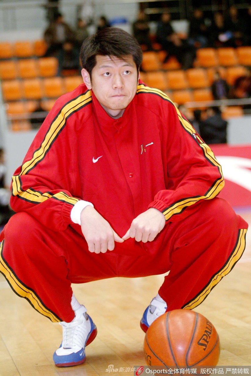 身披国家队战袍的莫科在国际赛场上飞身救球，不顾一切地将身体抛向空中，展现出中国男篮永不言弃的拼搏底色。