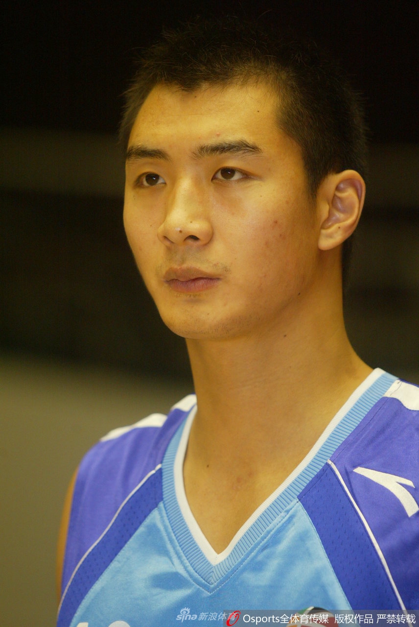 转会新疆后的薛玉洋表情变得坚毅而沉稳，他身穿蓝色新疆队服，在训练间隙低头擦拭汗水，眼神中多了一份与年龄不符的成熟与隐忍。