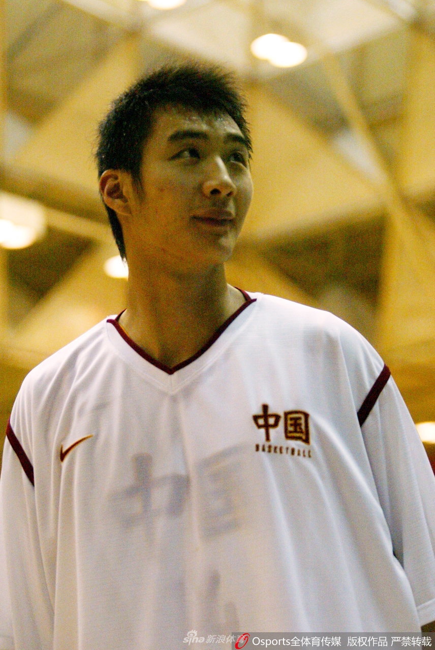 退役仪式上的薛玉洋手握麦克风，站在方城体育馆中央，全场灯光聚焦于他，他面带微笑向家乡父老告别，这一刻他是河南篮球的骄傲。