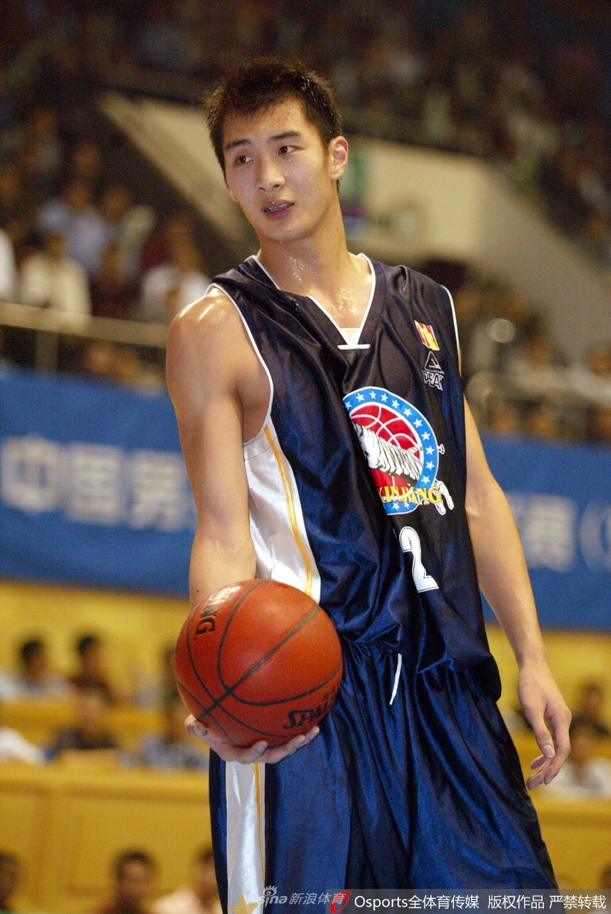 青岛双星时期的薛玉洋，脸上已经有了岁月的痕迹，他与队友麦蒂并肩站立，眼神平静地望向前方，那段经历让他再次回到聚光灯下。