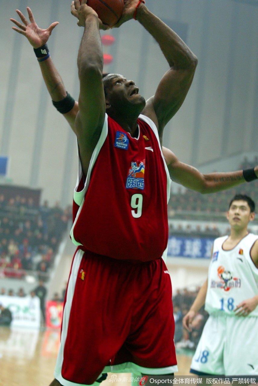 身穿白色球衣的盖茨在防守端送出惊天大帽，皮球被他狠狠地摁在篮板上，对手的脸上写满了无奈与惊愕。