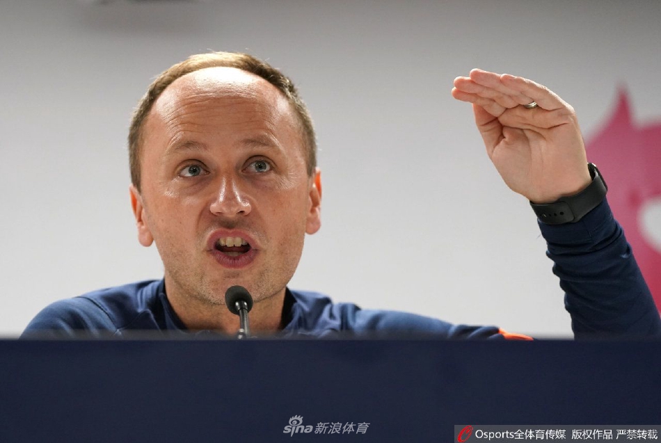 帕森斯教练与队员围圈讨论战术，团队凝聚力一目了然