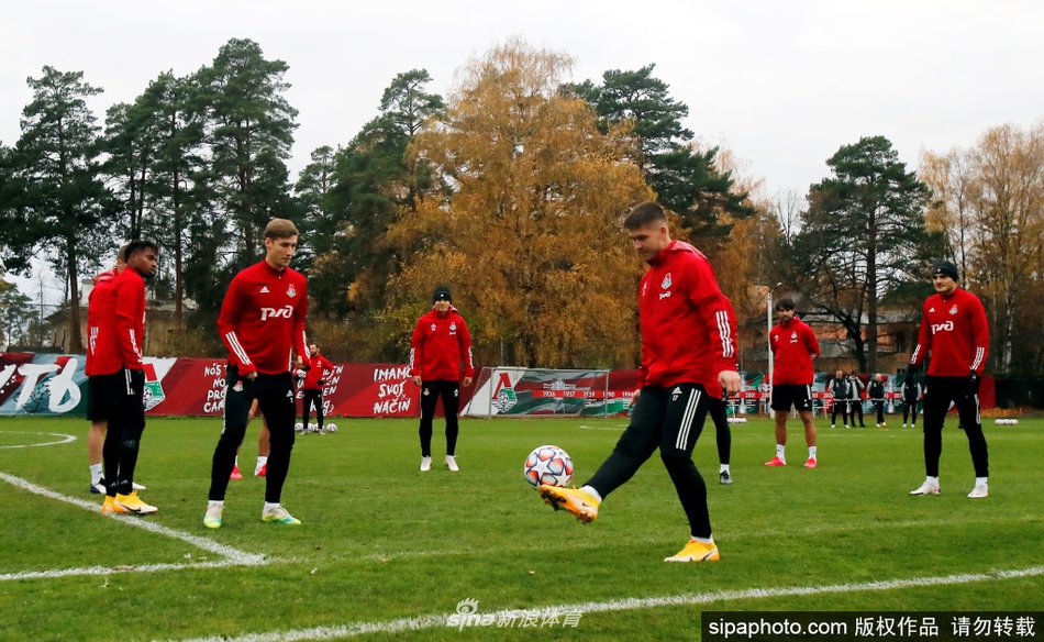 在训练课结束后，核心球员安东·米兰丘克独自加练定位球，他神情专注，脚下的皮球仿佛被赋予了使命，承载着球队在欧冠赛场争取荣誉的希望。