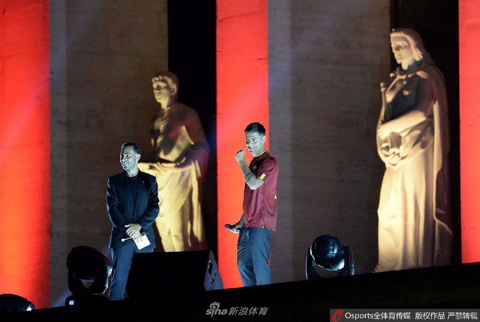 迪巴拉手持罗马围巾，背景是灯光璀璨的斗兽场，古典与现代在此刻交织于足球