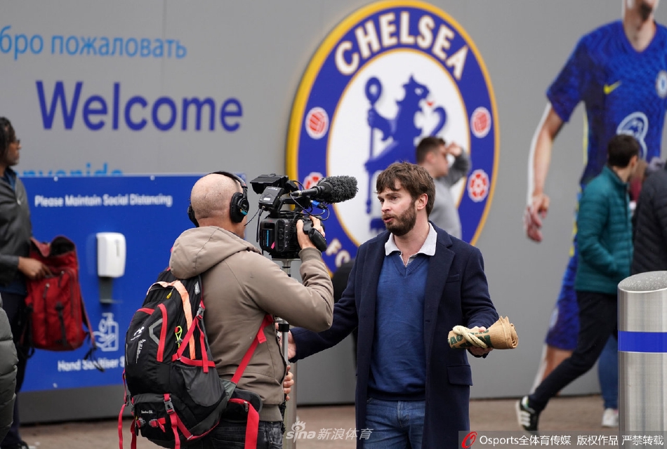 切尔西门将爱德华·门迪飞身跃起，单掌将对手一记势大力沉的远程凌空抽射托出横梁，力保球门不失。