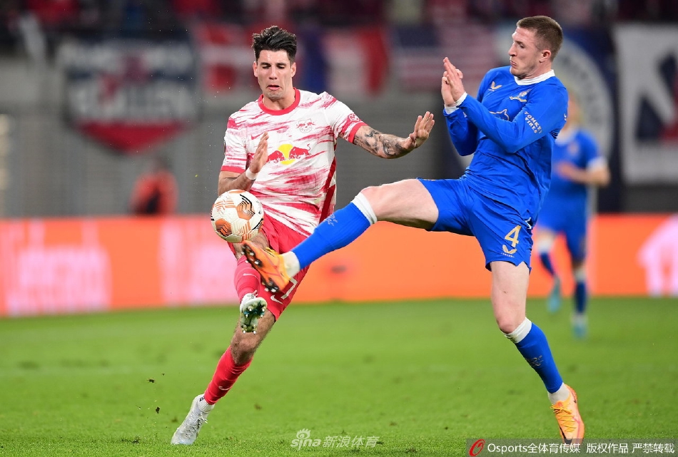 安赫利诺打入世界波后张开双臂，在莱比锡红牛竞技场的夜空下疯狂奔跑庆祝。