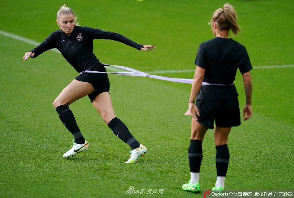 球队进行高强度的防守阵型移动训练，球员们步调一致，宛如一个紧密协作的整体，构筑起坚固的防线。