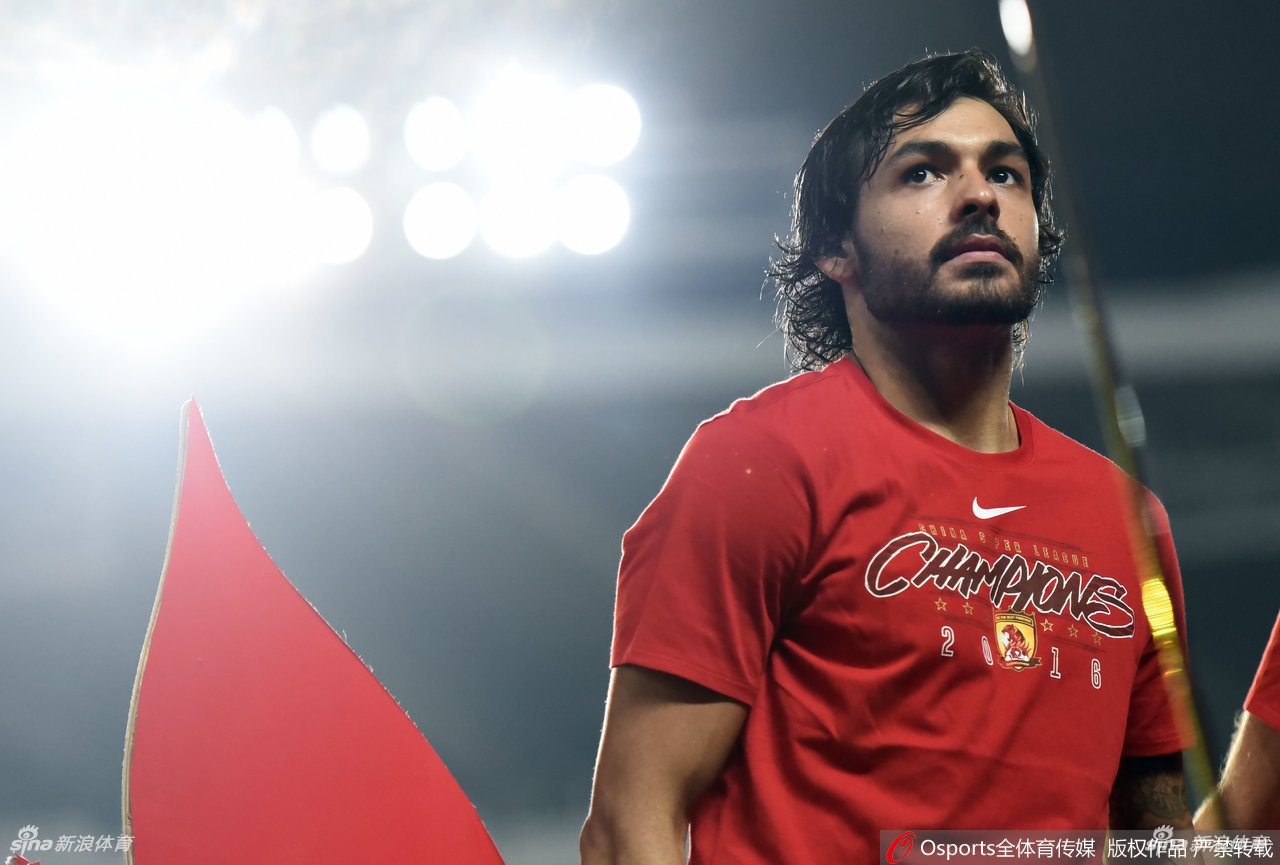 在空旷的体育场内，绿色的草坪上印着巨大的国足标识，远处的看台座椅静待着球迷的欢呼，仿佛预示着沉寂后的爆发。