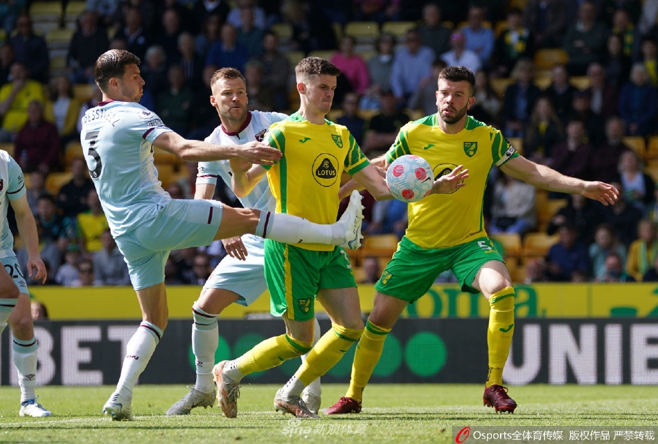 西汉姆联全队围成一圈激情相拥庆祝大胜，主教练莫耶斯在场边握拳微笑，场面充满了团结与胜利的喜悦。