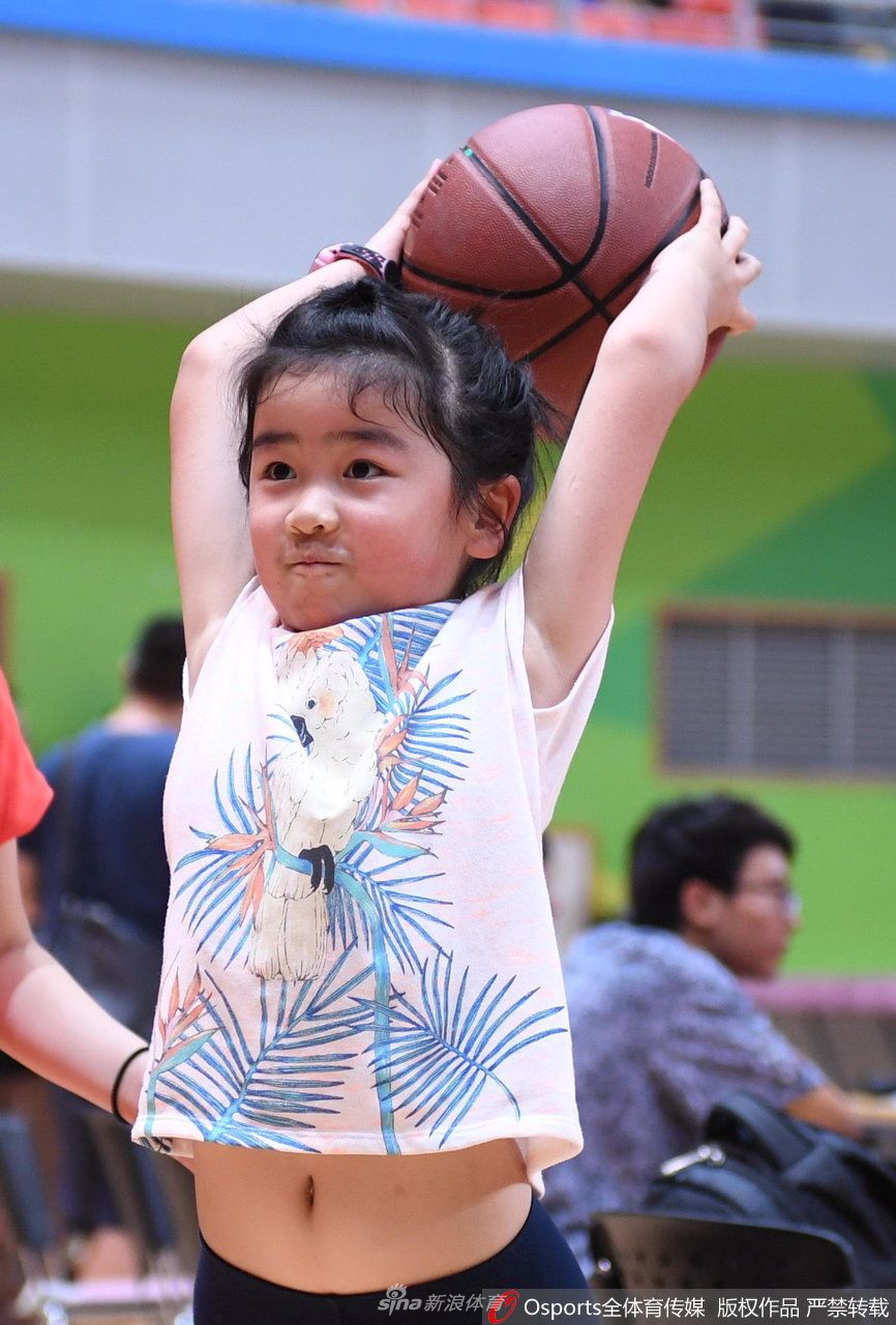 前国手张庆鹏与孩子互动瞬间,孩子面对镜头天真烂漫的笑容,充满了童真与快乐。