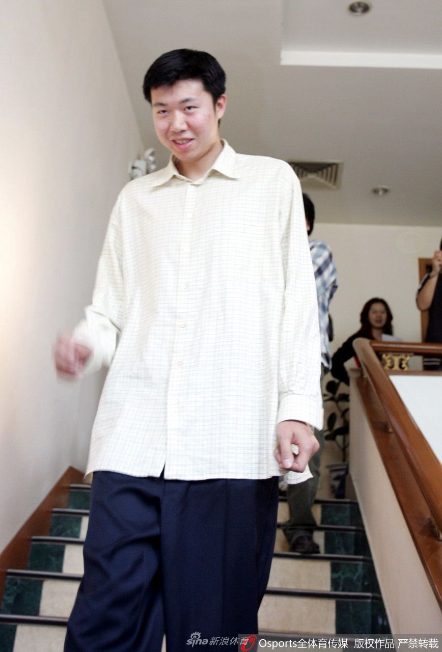 退役后的王治郅转型成为教练,在场边神情专注地指导年轻队员,虽然身份变了,但那份对篮球的痴迷与热爱却从未改变