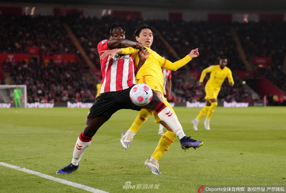 南安普顿球员主罚任意球瞬间，人墙高高跃起，皮球划出一道弧线直指球门死角