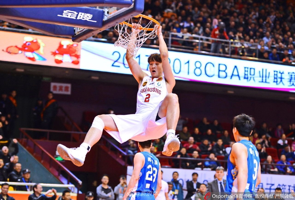 丁彦雨航面对外援防守，利用节奏变化大幅变向突破，眼神专注而坚定，这一瞬间仿佛让人看到那个无所不能的‘四字外援’从未离开。