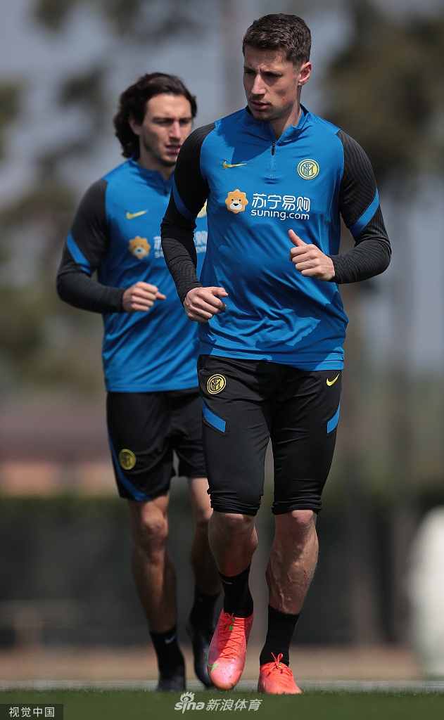 劳塔罗在分组对抗中全神贯注，他的每一次跑位和逼抢都完美执行着孔蒂‘前锋是第一道防线’的战术要求。