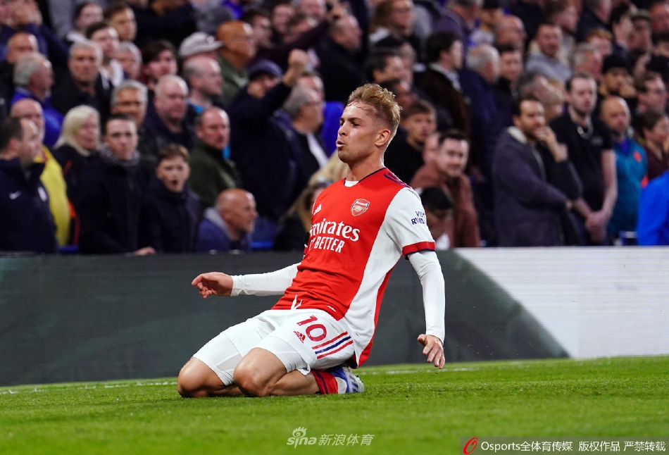 切尔西门将门迪跪在门前，神情沮丧，身后是阿森纳球员庆祝进球的欢庆身影