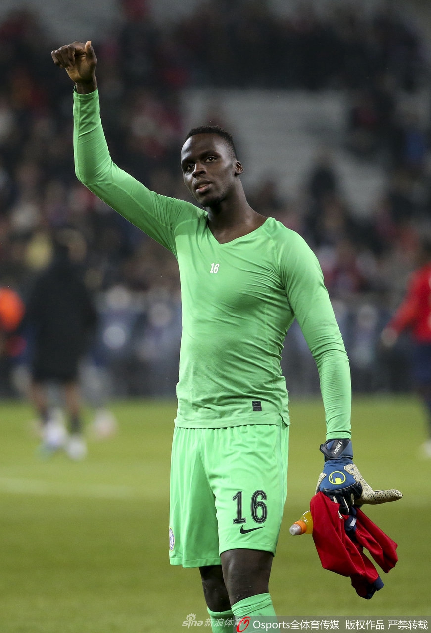 普利西奇破门后张开双臂滑跪庆祝，在里尔主场划出胜利的轨迹，背景里是切尔西队友飞奔而来的身影