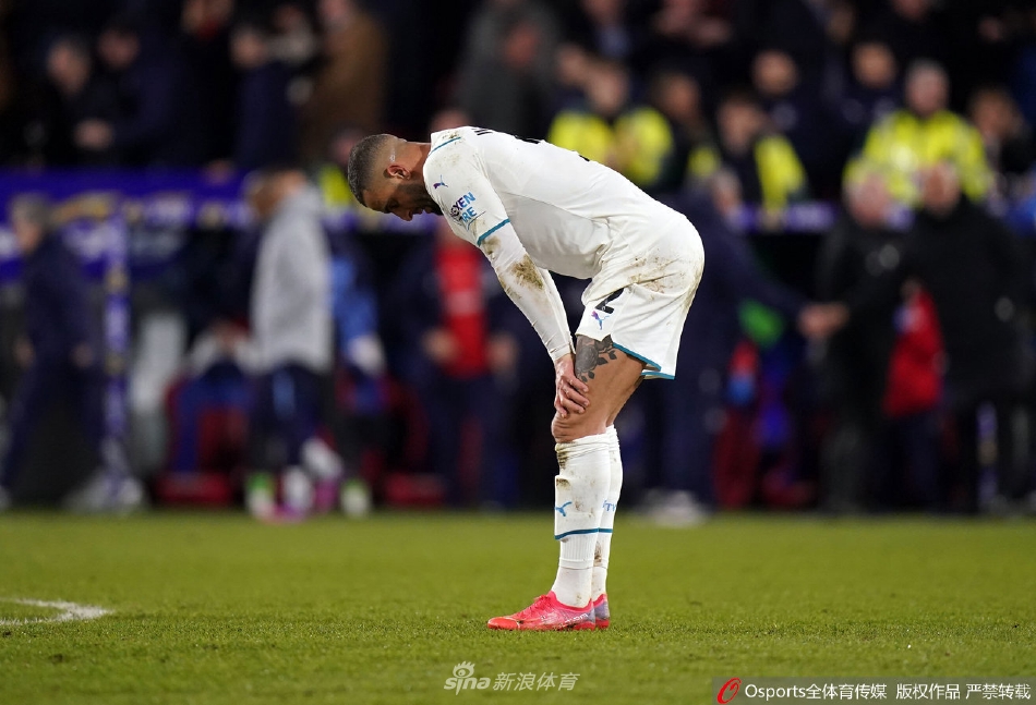 曼城后卫坎塞洛起脚怒射，皮球如出膛炮弹般重重击中门柱，瞬间引发现场观众一片惊呼与叹息。