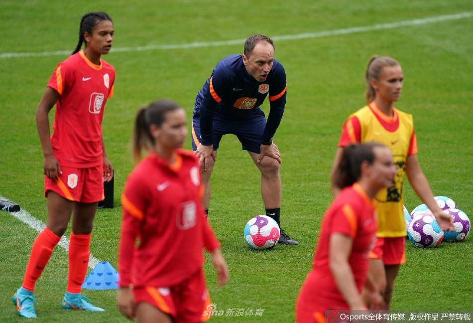 球员们训练后轻松交流笑容灿烂，展现团队和谐氛围