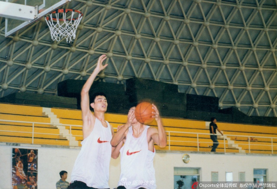 王治郅身披达拉斯小牛队16号战袍,在NBA赛场上演梦幻舞步,身姿舒展地跳起投篮,成为第一位在NBA赛场留下足迹的亚洲球员