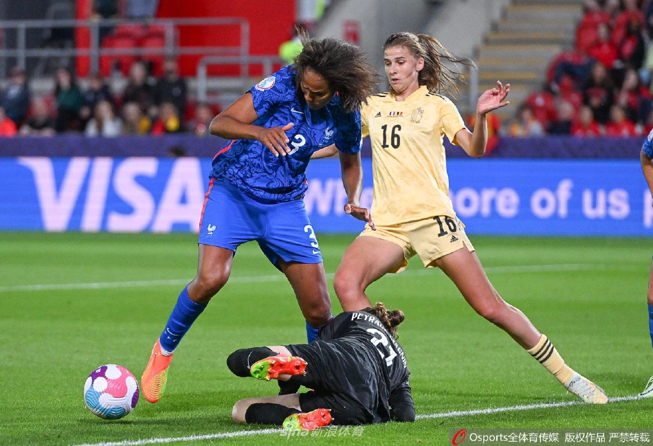 法国队主帅科琳娜·迪亚克雷在场边振臂高呼，激情指挥，她的眼神中充满了对胜利的渴望与坚定。