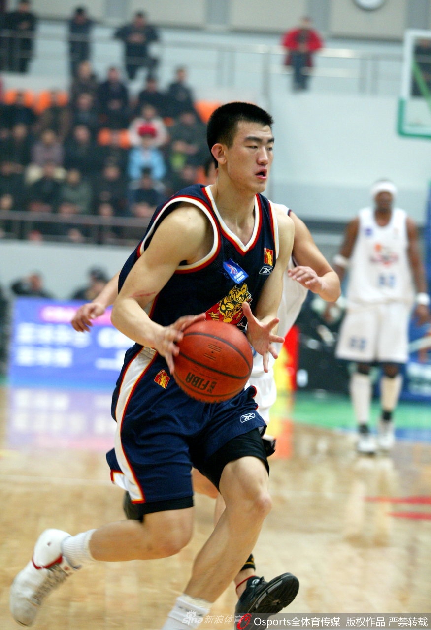 王博在球员通道中留下侧影,身披吉林队战袍,青涩脸庞上写满了对职业生涯的憧憬与坚定