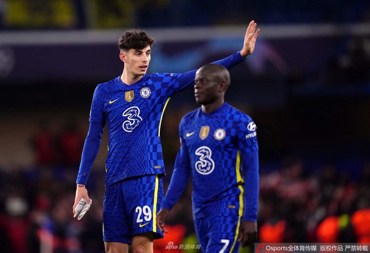 哈弗茨高高跃起，以一记精准有力的头槌将球砸入网窝，为切尔西打破僵局，斯坦福桥瞬间沸腾。