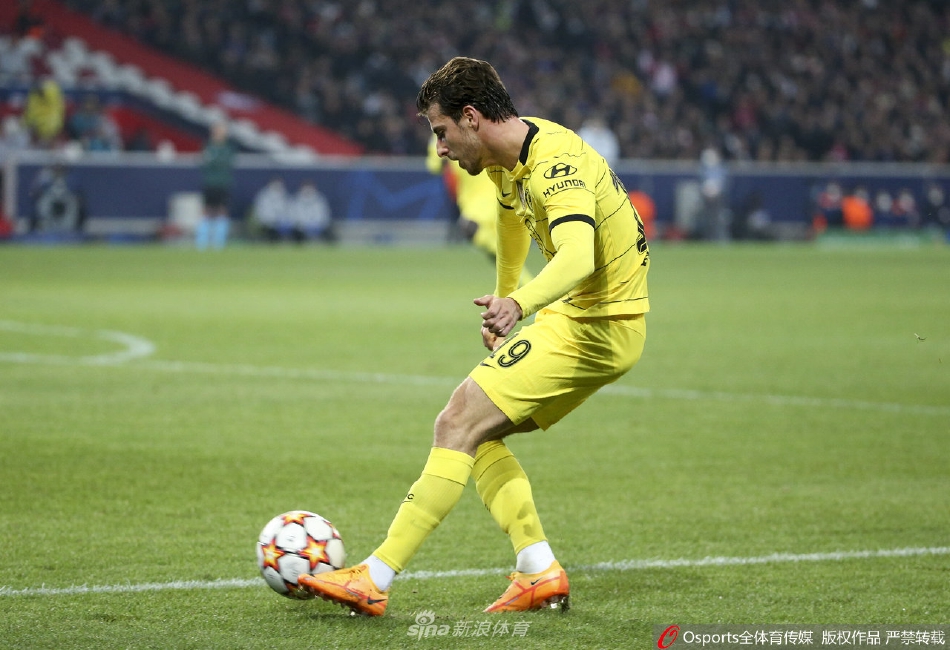 切尔西门将爱德华门迪飞身扑救，身体完全舒展，指尖几乎触到皮球，力保球门不失