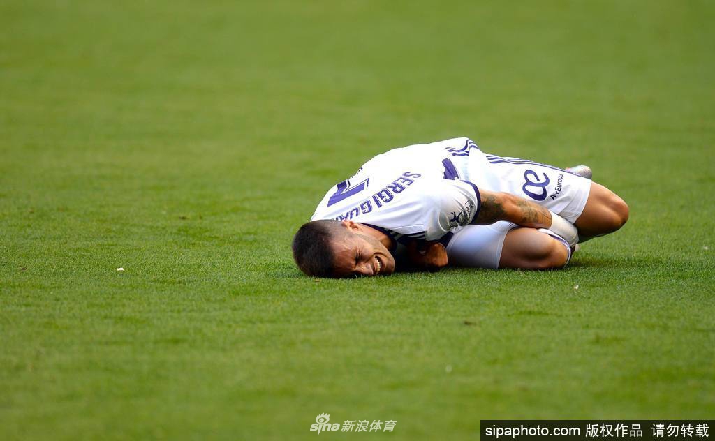 空无一人的索里利亚球场看台在夕阳下显得格外寂静，座椅的颜色拼成了一幅独特的图案，仿佛在无声地诉说着疫情之下足球世界的特殊时刻。