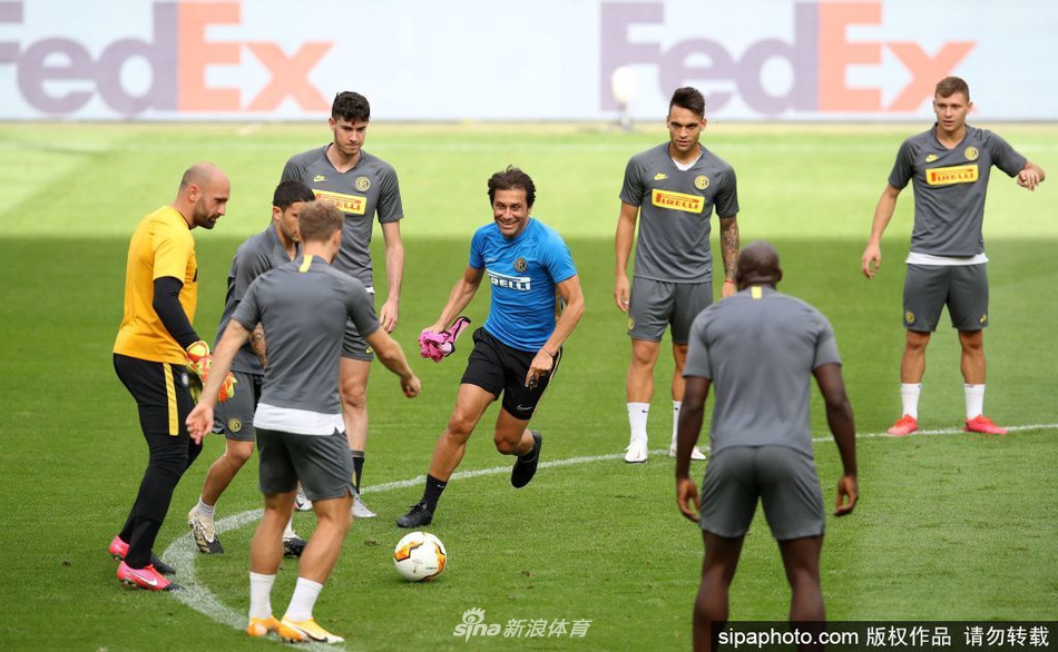 镜头捕捉到了训练中一个专注的眼神，汗水顺着一名国米球员的脸颊滑落，他的目光紧紧锁定着前方的足球，身后是模糊的队友身影，无声地诉说着训练的艰苦与职业球员的钢铁意志。