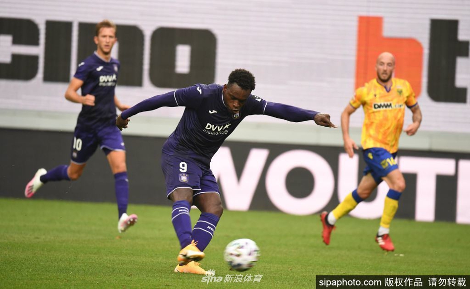 迪马塔身披西班牙人战袍，在球场上露出自信微笑，眼神坚定地望向前方，仿佛已准备好为新东家攻城拔寨。