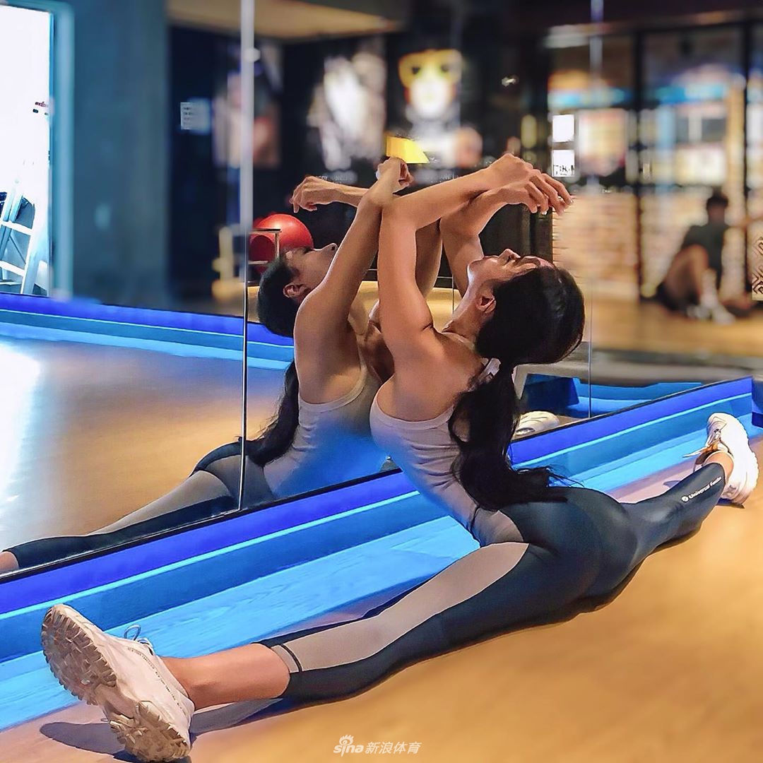 健身美女教练一字马秀完美身段 这身材什么水平