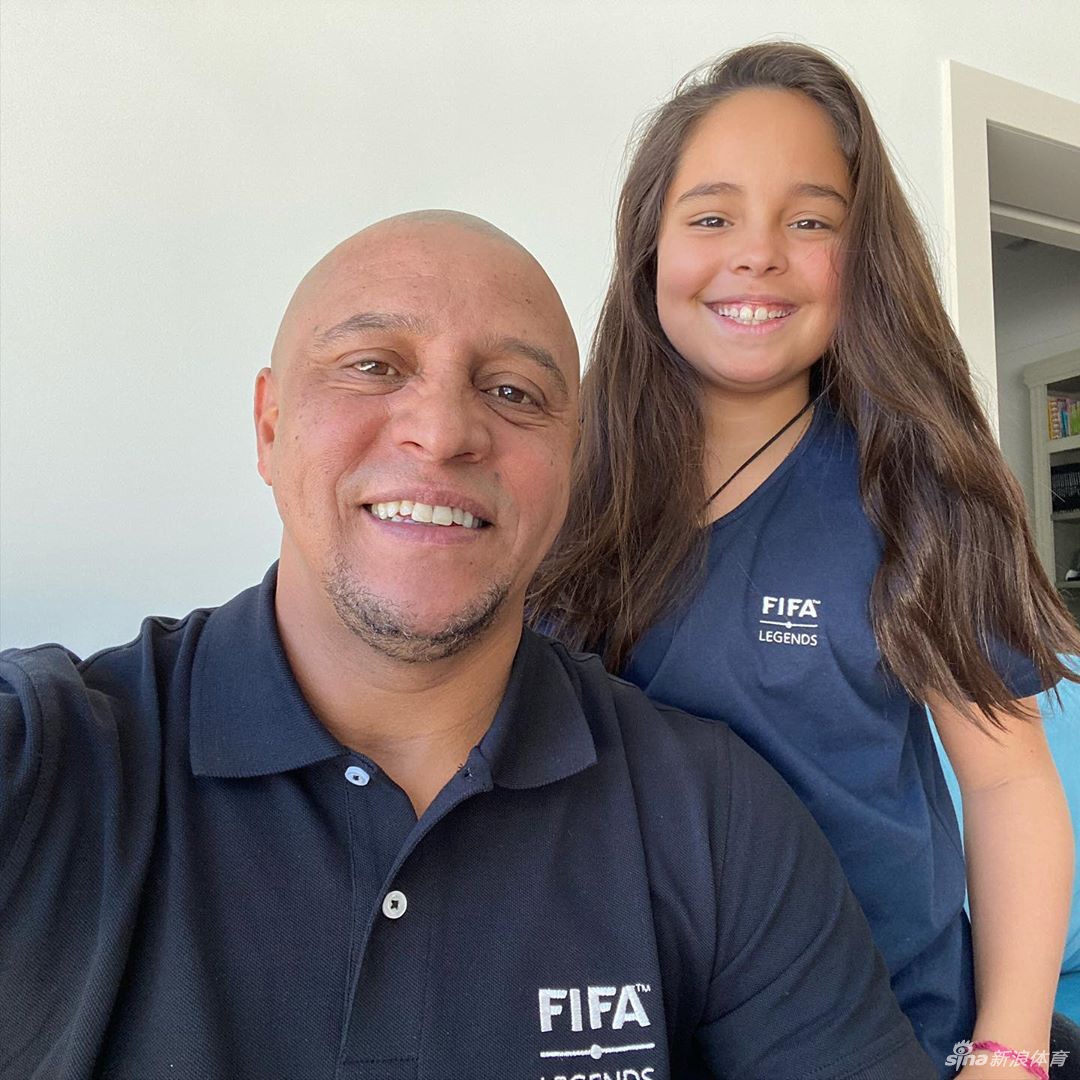 罗伯特·卡洛斯面带标志性微笑，展示他那只威力无穷的 golden left foot，背景是皇家马德里的白色球衣