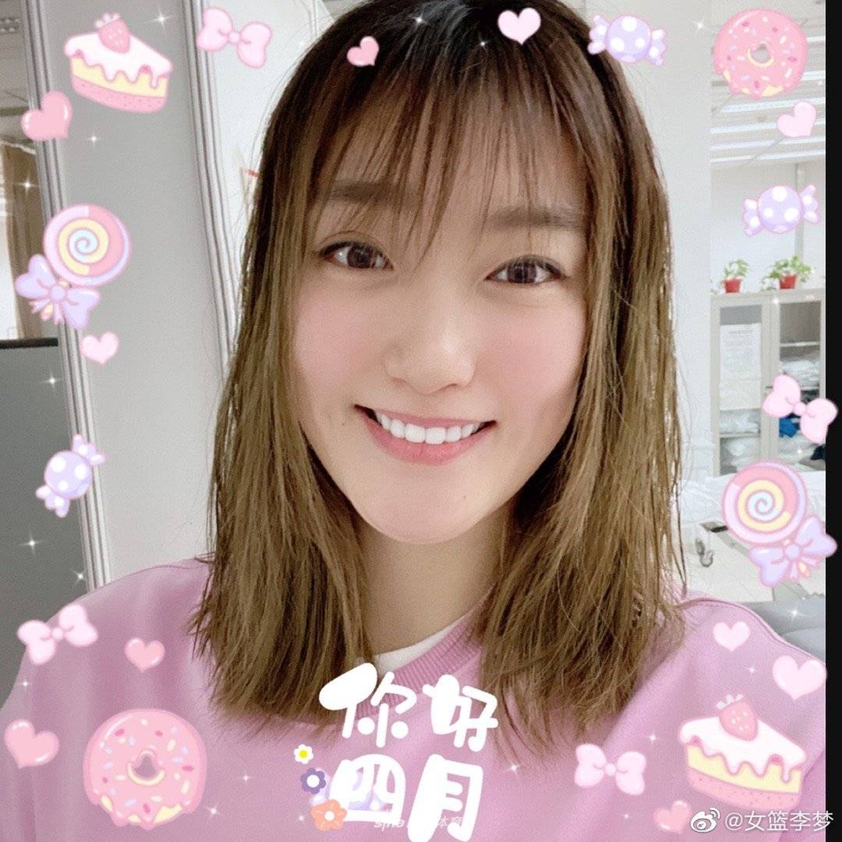 李梦在更衣室对着镜子自拍，身穿国家队训练服，清晰可见的肌肉线条彰显着运动员的力量之美。