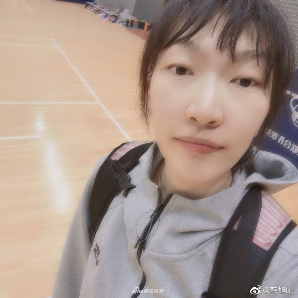 韩旭身穿休闲装，在室内自然光下展露恬静笑容，显得既随性又时髦，让大家看到了这位女篮高塔温柔而接地气的日常。