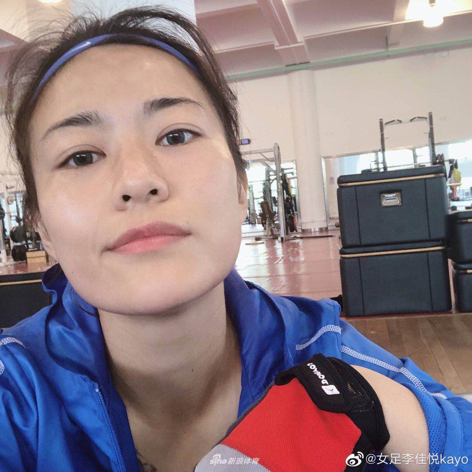 女足女神李佳悦晒训练照 马甲线又明显了