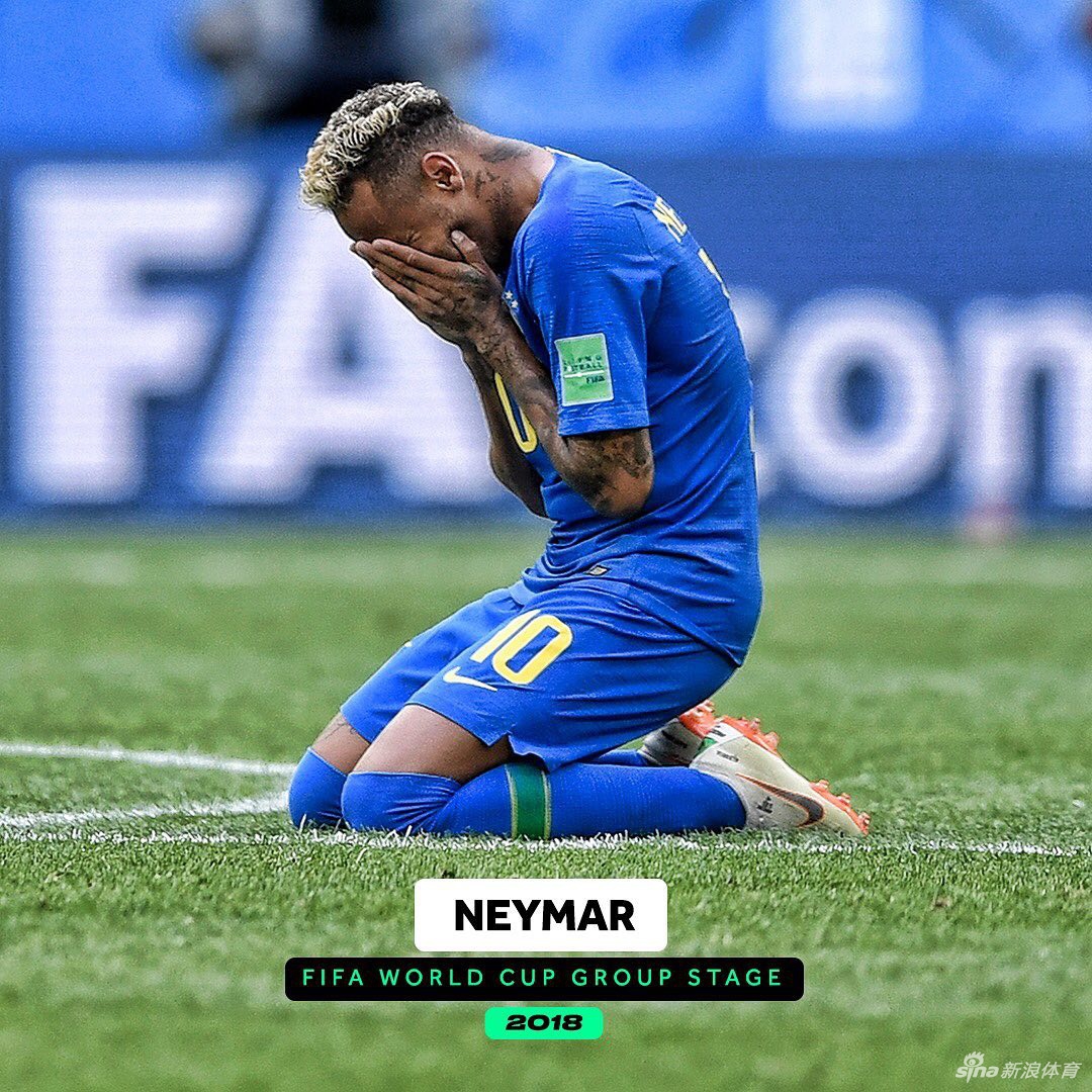 终场哨响，一位球员瘫坐在雨中，抬头望向夜空，任由雨水和泪水混合流下，脸上是混合着解脱、狂喜与敬畏的复杂表情