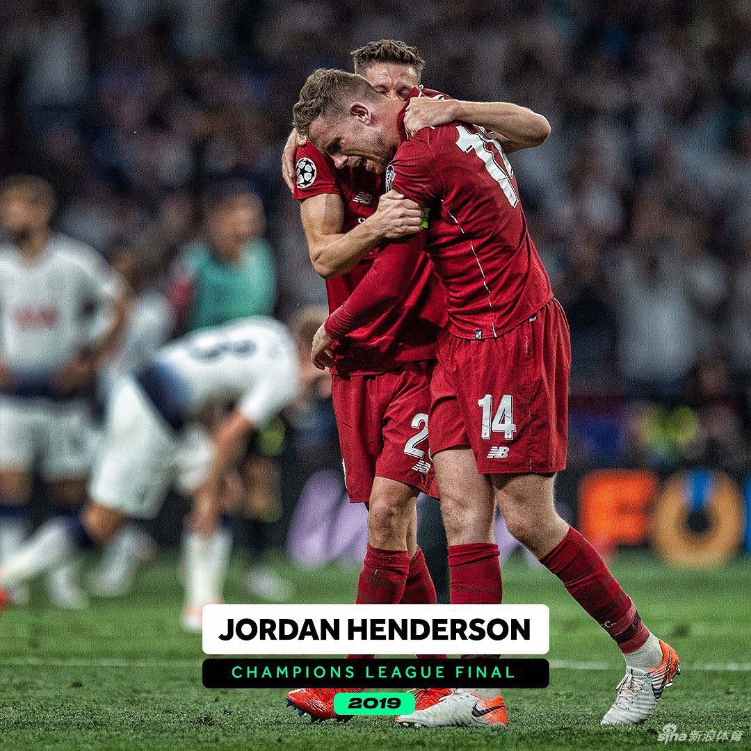 梅西在升起的冠军横幅下，被队友们高高抛起，人群中的他笑得像个孩子，但眼角分明闪烁着幸福而释然的泪花