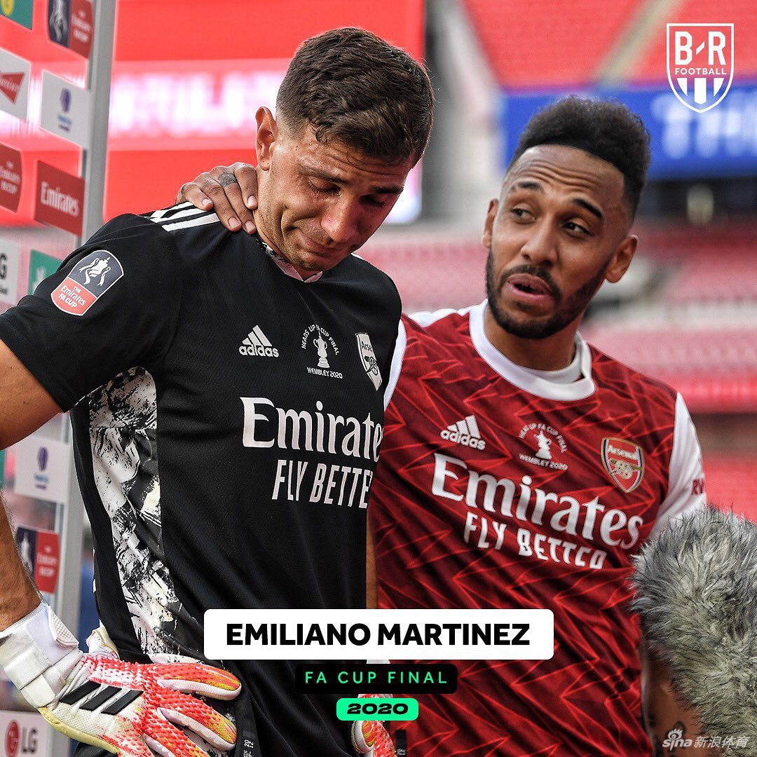 C罗在欧冠捧杯后，仰天长啸，激动的泪水在灯光下闪烁，仿佛在诉说着多年坚持与不屈的荣耀