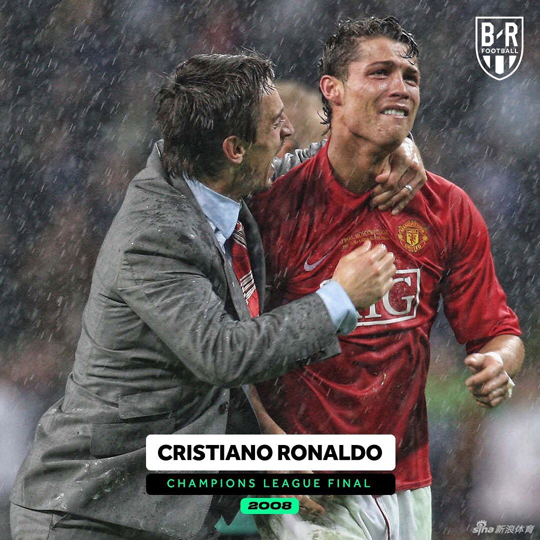 内马尔掩面而泣，跪在草皮上，身边的队友围成一圈，共同分享他终于带领国家队夺得荣誉后那份百感交集的喜悦