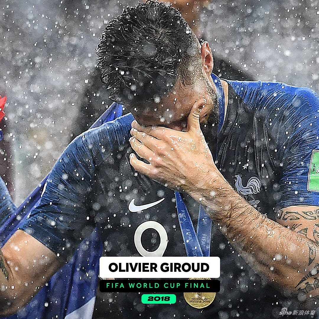 一位老将手捧大力神杯，深情亲吻，紧闭的双眼中渗出泪水，仿佛在与陪伴了自己整个青春岁月的梦想对话