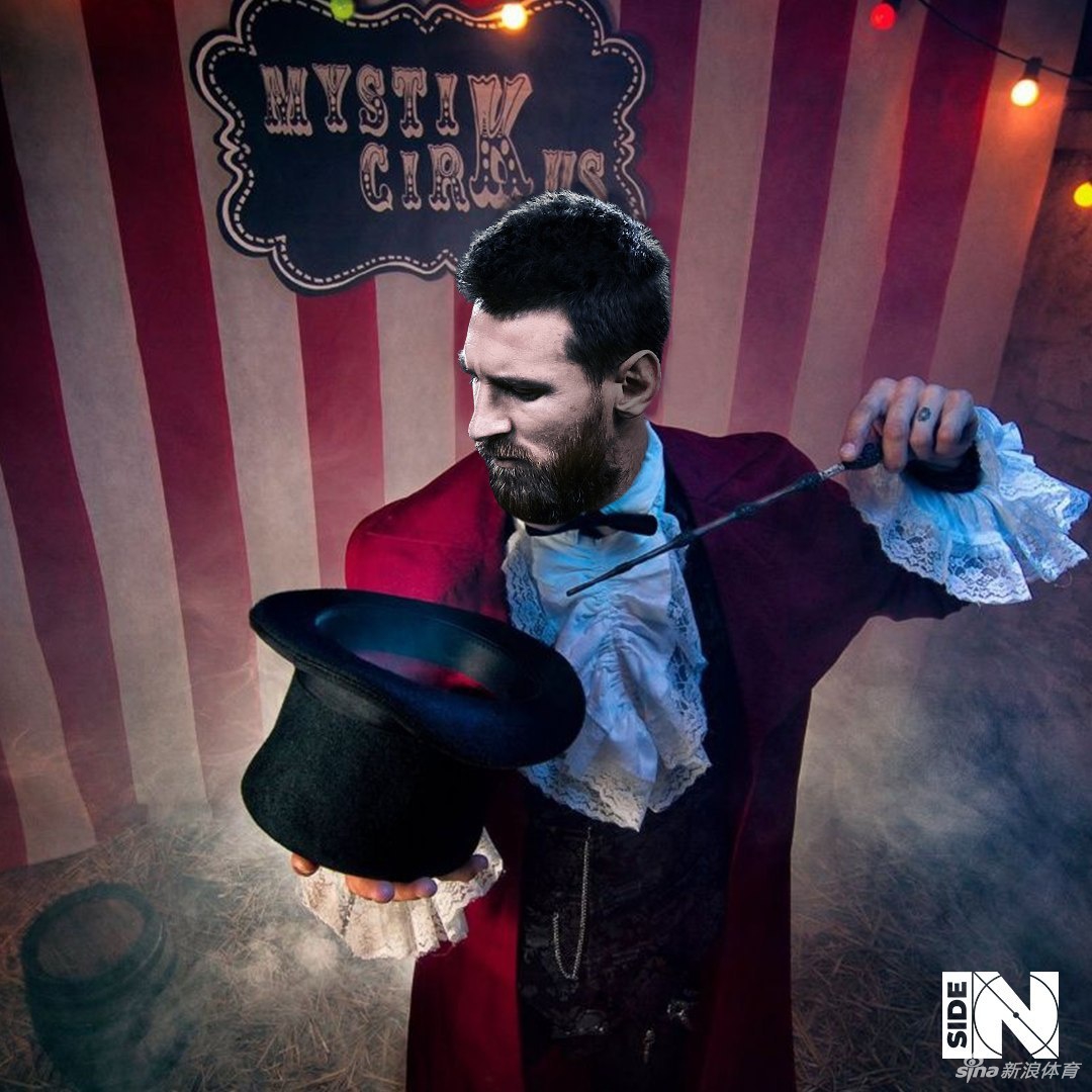 梅西身着缀满闪亮星辰的紫色小丑服，眼神专注而狡黠，他用脚后跟轻轻挑起一个足球，那球在他身后划出一道完美的彩虹弧线，仿佛能听见观众的惊呼。背景的暖色灯光将他的影子拉长，整个画面充满了魔术师开场前的神秘与期待。