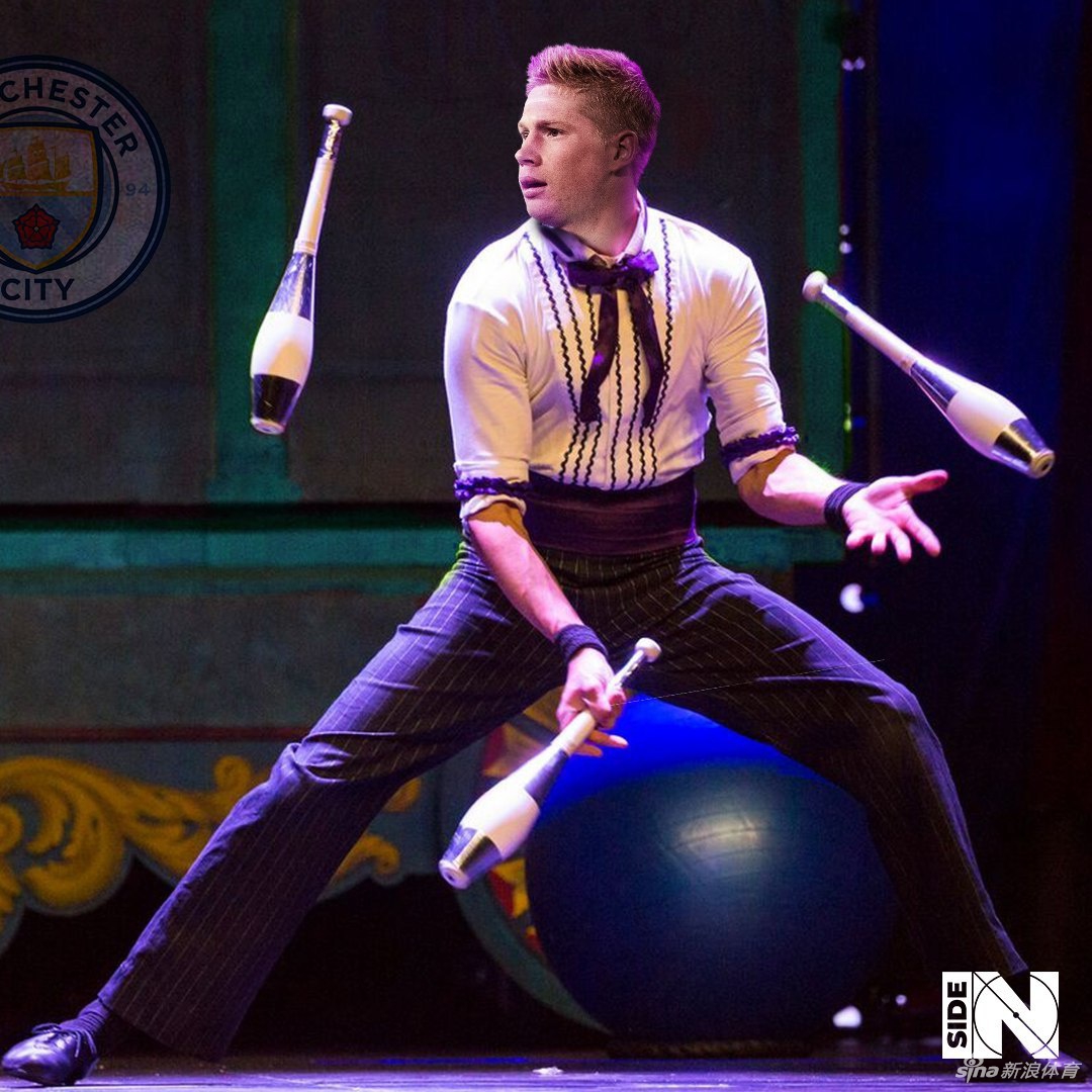 内马尔脸上画着色彩斑斓的马戏团油彩，咧开嘴露出标志性的灿烂笑容。他身穿宽松的背带裤，正试图同时抛接五个闪闪发亮的足球，但其中两个显然已经失控，飞向空中不同的方向，这种混乱感反而让他的笑容更加狡黠顽皮，充满喜感。