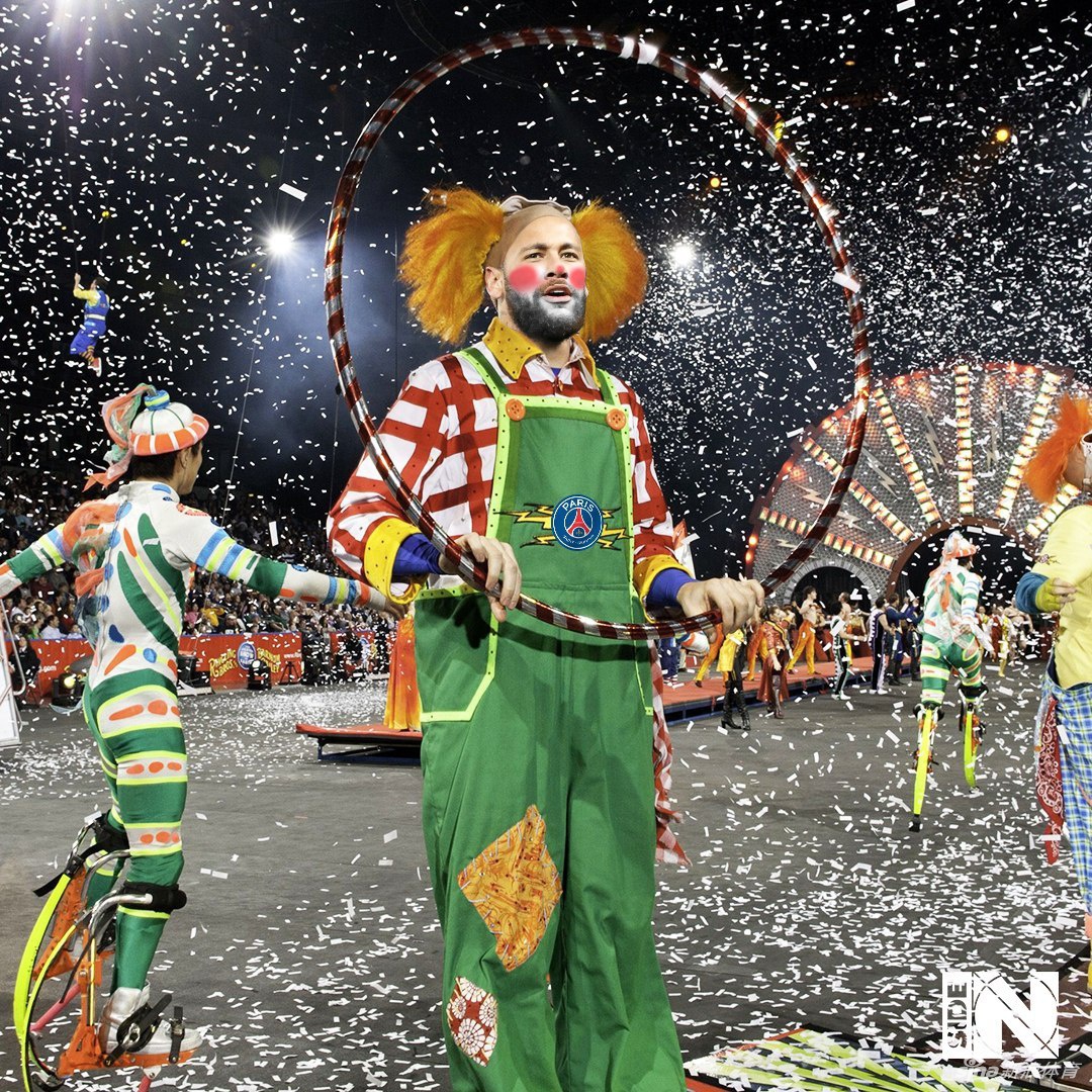 高大的库尔图瓦身穿由亮银色皮革制成的紧身驯兽师制服，他目光如炬，坚定而冷静地站在舞台中央。他的周围没有雄狮猛虎，而是数十个足球如行星般，按照他手指划过的轨迹，整齐划一地在地面上滚动、旋转，仿佛被一股无形的力量所牵引，场面壮观而神奇。