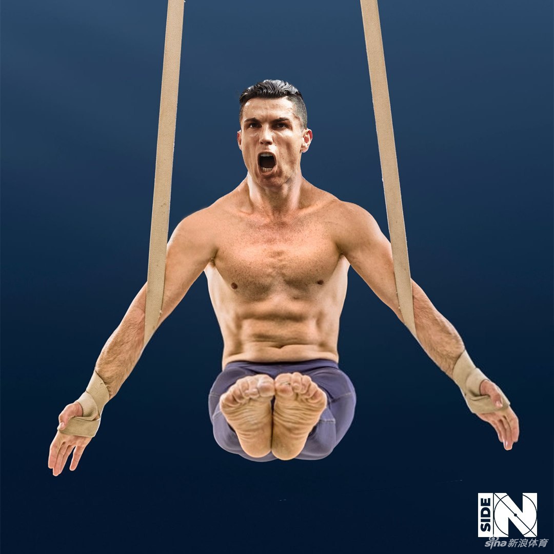C罗赤裸着古铜色的上身，肌肉线条如雕塑般分明，他单臂悬挂在高空飞人的秋千上，身体向后舒展，姿态优雅如猎鹰翱翔。聚光灯从下方照亮他完美的身形，背景是深邃的蓝色，整个画面充满了力与美的张力，完美诠释了什么叫做空中统治者。